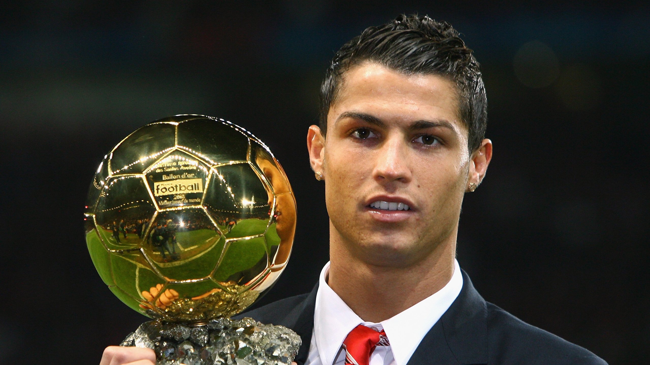 青训中心建立球员成长档案系统便于长期观察，青训队足球